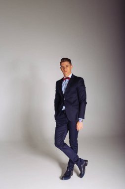 Takım elbiseli adam teşkil etmektedir duruyor