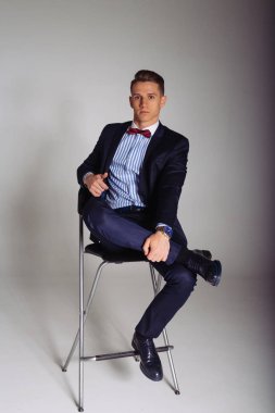 kıyafeti giyen bir sandalyede oturuyor