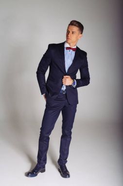 Takım elbiseli adam teşkil etmektedir duruyor