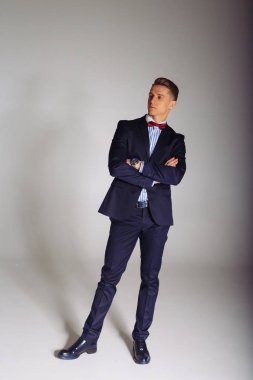 Takım elbiseli adam teşkil etmektedir duruyor