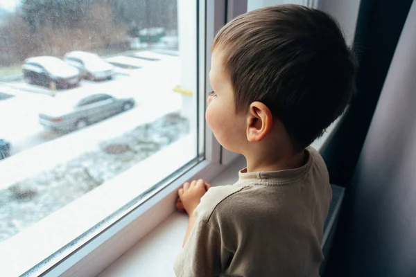 A fiú kinéz az ablakon — Stock Fotó