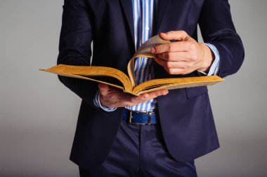 bir adamın kitap elinde
