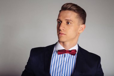 Takım elbiseli adam teşkil etmektedir duruyor