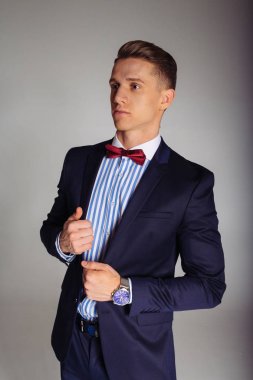 Takım elbiseli adam teşkil etmektedir duruyor