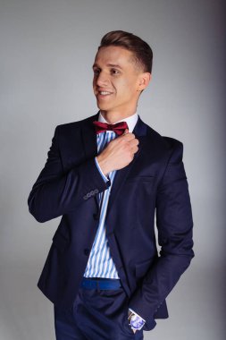 Takım elbiseli adam teşkil etmektedir duruyor