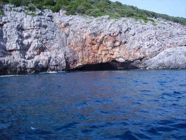 Vue sur le littoral depuis la mer — Photo