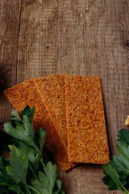 doğru beslenme kavramı: çavdar unu yalan ahşap bir masa üzerine salata ve rusk unundan