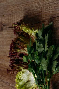 yeşil salata ve maydanoz masanın üstünde, doğru beslenme, diyet, vejetaryenlik kavramı yalan