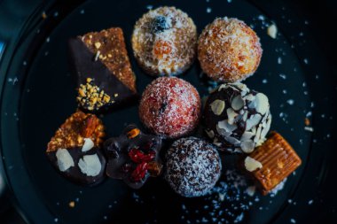 Kuruyemiş, Hindistan cevizi cips ile serpilir şekerle olmadan tatlılar