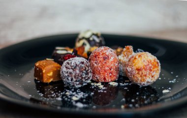 Kuruyemiş, Hindistan cevizi cips ile serpilir şekerle olmadan tatlılar