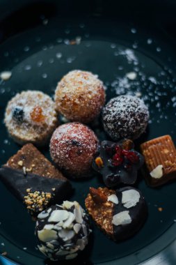 Kuruyemiş, Hindistan cevizi cips ile serpilir şekerle olmadan tatlılar