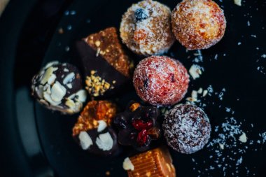 Kuruyemiş, Hindistan cevizi cips ile serpilir şekerle olmadan tatlılar