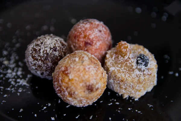 Конфеты без сахара с сухофруктами, посыпанные кокосовыми чипсами — стоковое фото