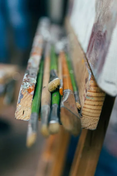Pinceles para dibujar sobre un caballete de madera viejo — Foto de Stock