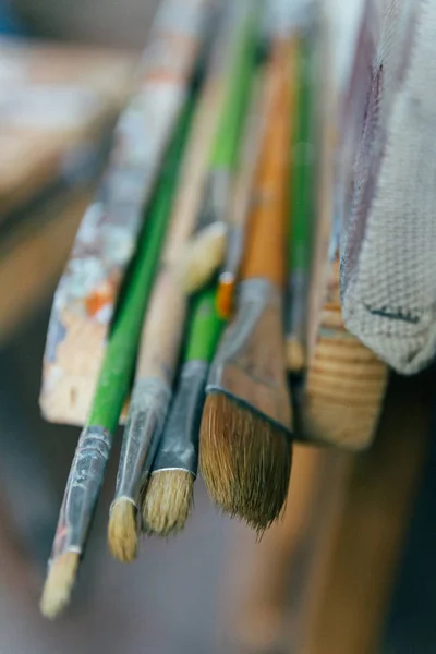 Pinceles para dibujar sobre un caballete de madera viejo — Foto de Stock