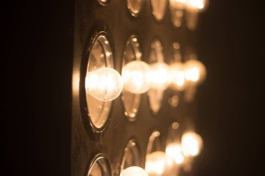 Karanlık duvarın üzerinden ampul arka plan bulanıklık