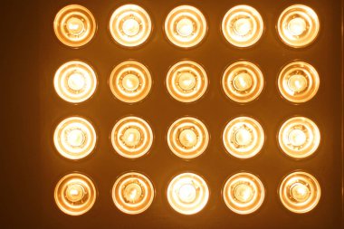 Ampul arka plan koyu duvarın üzerinden