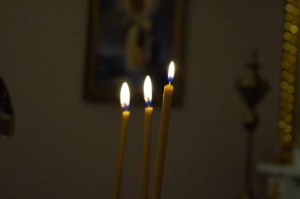 Três velas na Igreja Ortodoxa. O rito tradicional do batismo . — Fotografia de Stock