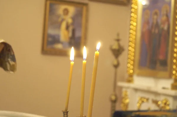 Trzy świece w kościele prawosławnym. Tradycyjny obrzęd chrztu. — Zdjęcie stockowe