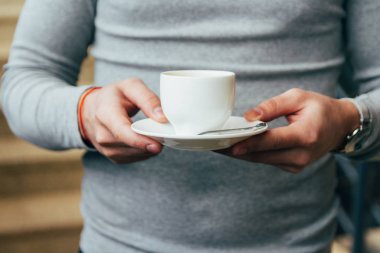 adamın elinde kahve tutarak yakın çekim