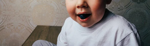 一个小男孩在嘴里捧着蓝莓浆果。适当的营养。水果。饮食。青年。复兴. — 图库照片