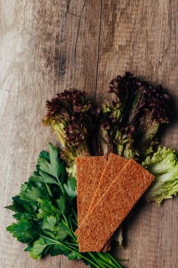 salata ve ağaç kuru, ekmek, kraker, bisküvi, masaya net