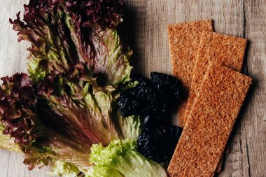 salata ve ağaç kuru, ekmek, kraker, bisküvi, masaya net