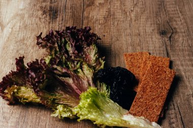 salata ve ağaç kuru, ekmek, kraker, bisküvi, masaya net