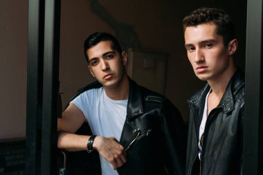 Güzel ve çekici bir adam şehirde poz veriyor. Siyah gözlüklerle şehirde dolaş. İletişim. arkadaşlarla buluş.