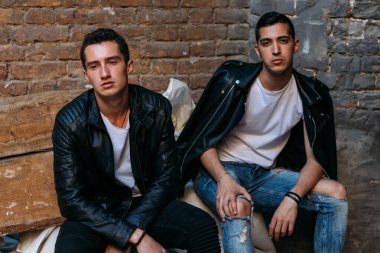 Güzel ve çekici bir adam şehirde poz veriyor. Siyah gözlüklerle şehirde dolaş. İletişim. arkadaşlarla buluş.