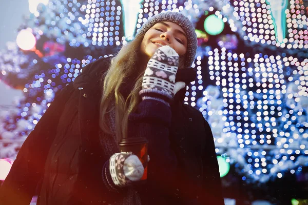 Belle fille en chapeau d'hiver près du sapin de Noël, vacances d'hiver, vacances et promenades photo sous une photographie de film avec du grain — Photo