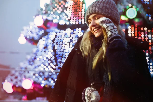 Hermosa chica en sombrero de invierno cerca del árbol de Navidad, vacaciones de invierno, vacaciones y paseos foto bajo una fotografía de película con grano —  Fotos de Stock