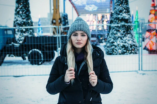 Vacker flicka i vinter hatt nära granen, vinter semester, semester och promenader foto under en film foto med spannmål — Stockfoto