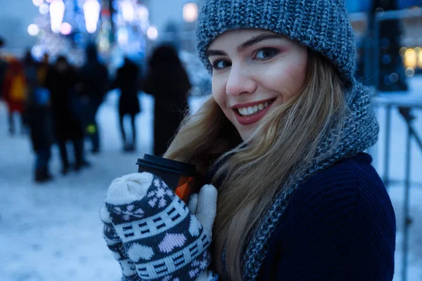 Hermosa chica en sombrero de invierno cerca del árbol de Navidad, vacaciones de invierno, vacaciones y paseos foto bajo una fotografía de película con grano —  Fotos de Stock
