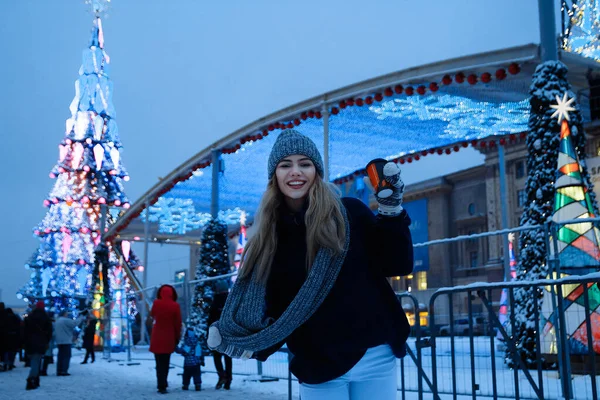 Belle fille en chapeau d'hiver près du sapin de Noël, vacances d'hiver, vacances et promenades photo sous une photographie de film avec du grain — Photo