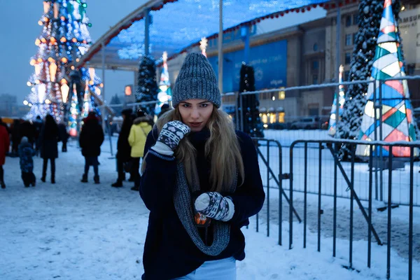 Belle fille en chapeau d'hiver près du sapin de Noël, vacances d'hiver, vacances et promenades photo sous une photographie de film avec du grain — Photo