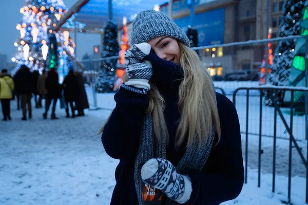 Hermosa chica en sombrero de invierno cerca del árbol de Navidad, vacaciones de invierno, vacaciones y paseos foto bajo una fotografía de película con grano —  Fotos de Stock