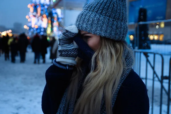 Menina bonita em chapéu de inverno perto da árvore de Natal, férias de inverno, férias e passeios foto sob uma fotografia de filme com grão — Fotografia de Stock