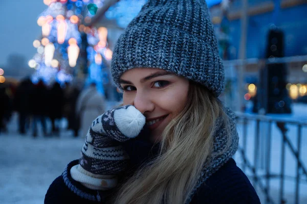 Vacker flicka i vinter hatt nära granen, vinter semester, semester och promenader foto under en film foto med spannmål — Stockfoto