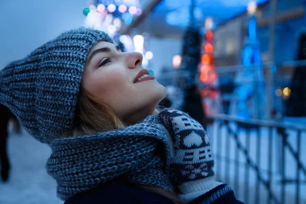 Hermosa chica en sombrero de invierno cerca del árbol de Navidad, vacaciones de invierno, vacaciones y paseos foto bajo una fotografía de película con grano —  Fotos de Stock