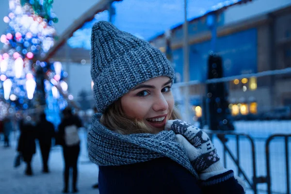 Menina bonita em chapéu de inverno perto da árvore de Natal, férias de inverno, férias e passeios foto sob uma fotografia de filme com grão — Fotografia de Stock