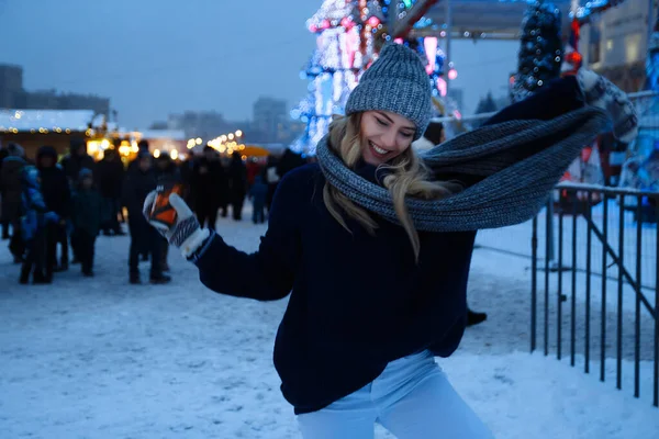 Menina bonita em chapéu de inverno perto da árvore de Natal, férias de inverno, férias e passeios foto sob uma fotografia de filme com grão — Fotografia de Stock