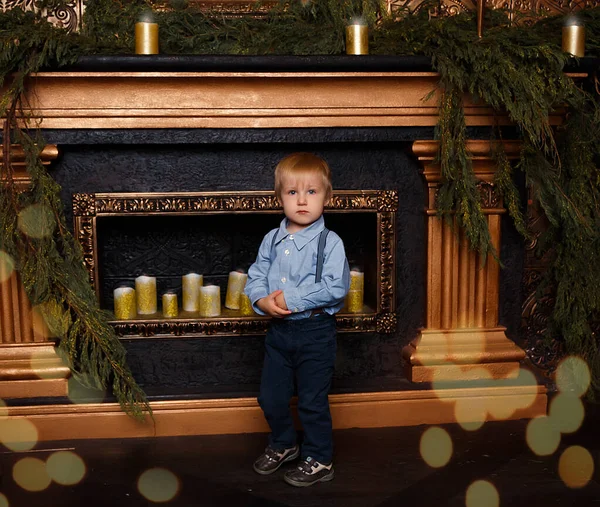Um menino perto das árvores de Natal, luzes de Natal, alegrias e sorrisos, peças de teatro. férias e férias — Fotografia de Stock