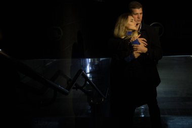 Geceler, yağmurlar, şehirdeki binalar, gülücükler, cazibe. Adam kıza sarılıyor. Sevgililer Günü