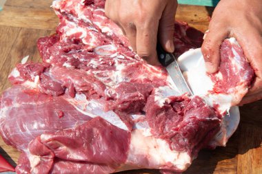 Erkek elleri kesilmiş, çiğ et kesilmiş.