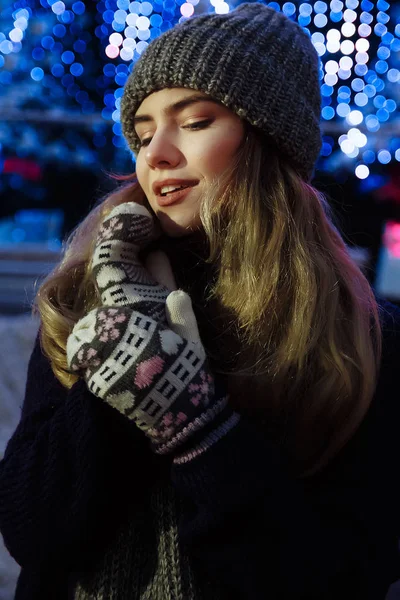 Hermosa chica en sombrero de invierno cerca del árbol de Navidad, vacaciones de invierno, vacaciones y paseos foto bajo una fotografía de película con grano —  Fotos de Stock