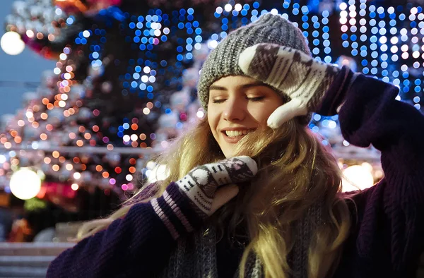 Menina bonita em chapéu de inverno perto da árvore de Natal, férias de inverno, férias e passeios foto sob uma fotografia de filme com grão — Fotografia de Stock