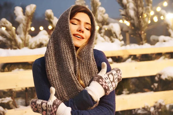 Kış şapkalı güzel bir kız Noel ağacının yanında, kış tatilleri, tatiller ve bir film fotoğrafının altında buğdayla yürüyor. — Stok fotoğraf