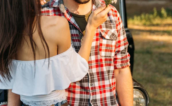 Flickan bredvid pojkvän Kramande par i kärlek stå nära bilen — Stockfoto