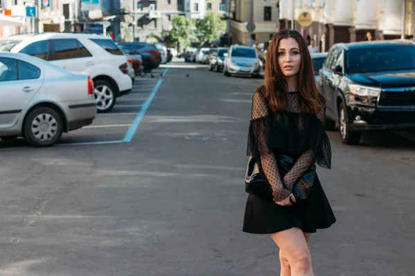 Πορτρέτο κοριτσιού, μελαχρινής, με μαύρο φόρεμα, στην αψίδα, στην πόλη. Ποζάρουν, περπατούν. μόνος στο πλήθος, μοναξιά — Φωτογραφία Αρχείου